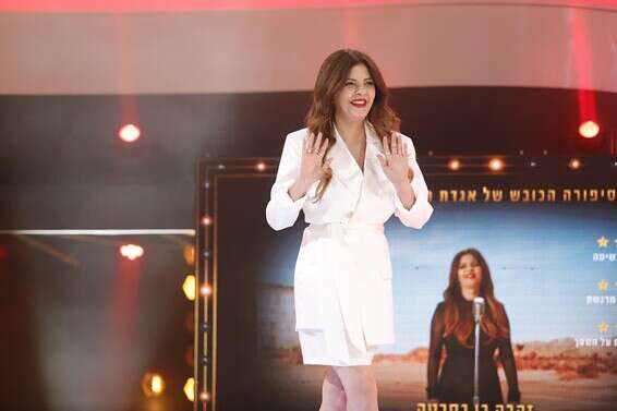 מחכה לה הפתעה. זהבה בן בכניסה לבית "האח הגדול" // צילום: מיכה לובטון